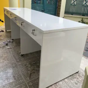 Bàn Tư Vấn LT24 cho 3 nhân viên tiếp tân ngồi
