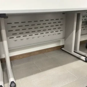 Bàn làm việc HU12SC2 chân sắt mặt Melamine yếm đục lỗ