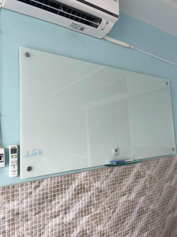 Bảng kính viết bút lông BBT12 lướt nhẹ êm ru viết mọi ước mơ - Ảnh 3