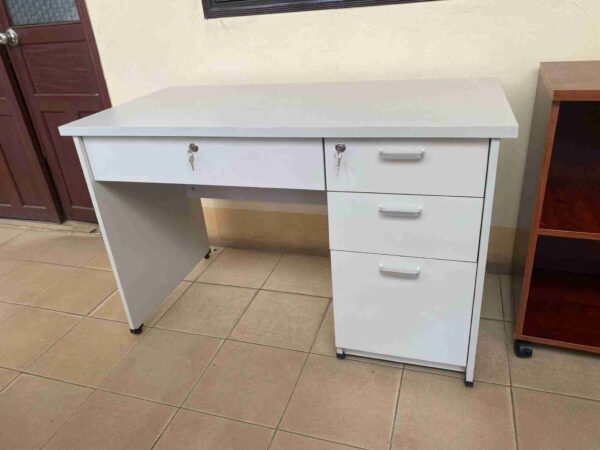 Bàn có hộc BG1200SHL3D với 4 ngăn để đồ có khoá