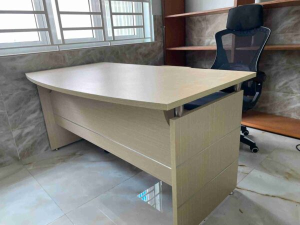 Bàn trưởng phòng đẹp BHR1890TP mặt cong mềm mại say lòng người